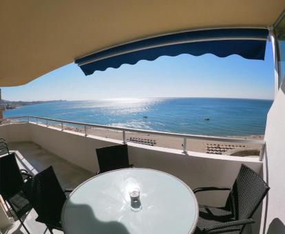 Foto de la terraza amueblada con vistas al mar del apartamento.