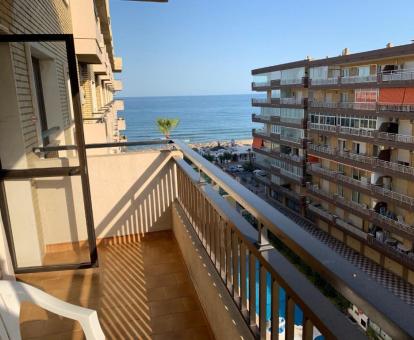 Foto del balcón con vistas al mar de este apartamento.