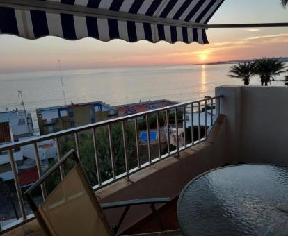 Foto de la terraza amueblada con vistas al mar del apartamento.
