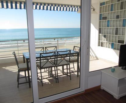 Foto de las vistas al mar desde el interior de este precioso apartamento.