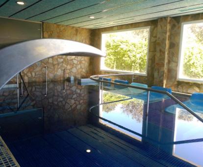 Foto de la piscina cubierta disponible todo el año del spa.