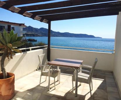 Foto de la terraza privada con vistas al mar de uno de los apartamentos.