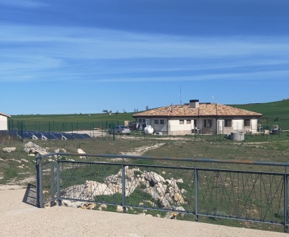 Edificio de este acogedor albergue solo para adultos en un tranquilo entorno rural.