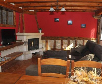 Foto de la sala de estar con chimenea y televisión de esta bonita casa rural.