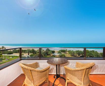 Foto de la terraza privada con vistas al mar de una de las habitaciones del hotel.