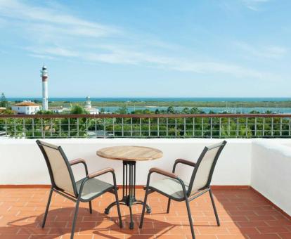 Foto de la terraza de una de las habitaciones con vistas al mar.