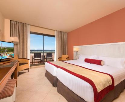 Foto de una de las habitaciones con vistas al mar y terraza del hotel.