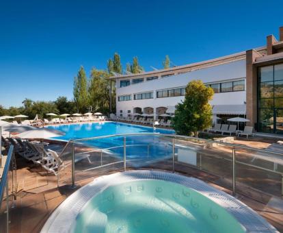 Foto de la piscina al aire libre disponible todo el año de este alojamiento.