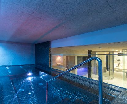 Elegante espacio de bienestar con piscina de hidroterapia de este hotel romántico.