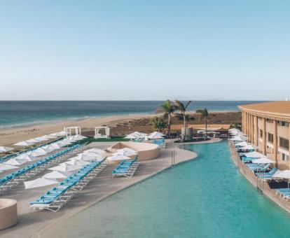 Foto de la piscina al aire libre disponible todo el año de este hotel.