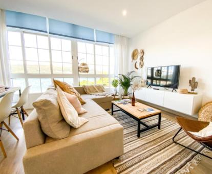 Foto del interior de este precioso apartamento con vistas al mar.