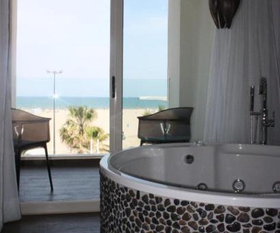 Foto de una de las suites del hotel con vistas al mar.