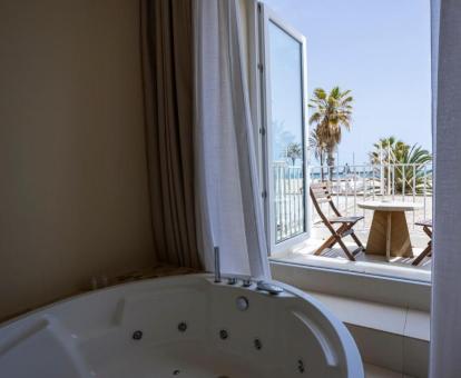 Jacuzzi privado de la suite junior con vistas al mar del hotel.