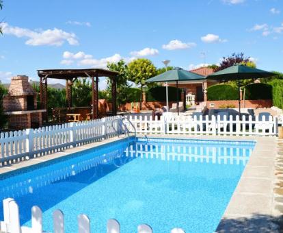 Foto de la zona exterior de esta casa independiente con piscina privada.