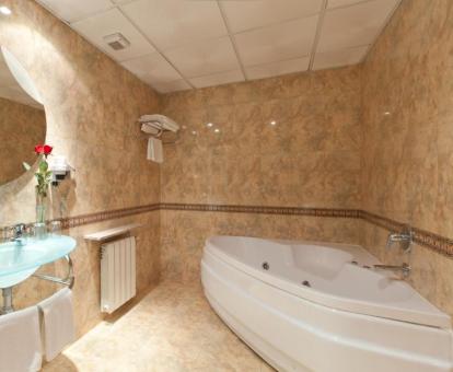 Bañera de hidromasaje privada en el baño de la suite superior.