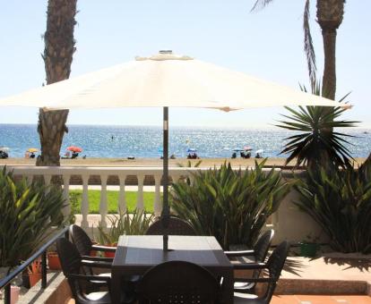 Foto de las instalaciones de este hotel con vistas al mar.