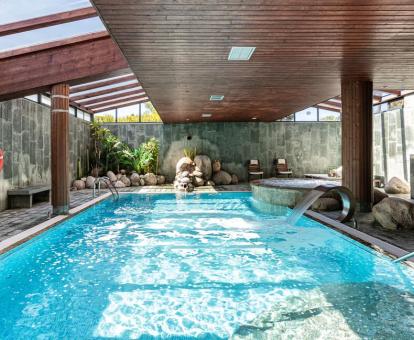 Foto de la piscina cubierta con hidroterapia y jacuzzi del spa.