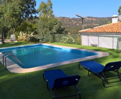 Foto de la piscina privada y el jardín de este precioso chalet independiente.