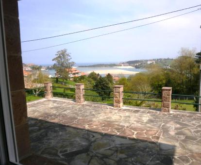 Foto de las vistas al mar desde la ventana de una de las habitaciones del alojamiento.
