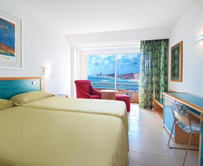 Foto dw una de las habitaciones con terraza y vistas al mar del hotel.