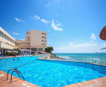Gran piscina al aire libre con vistas al mar de este maravilloso hotel ideal para parejas.