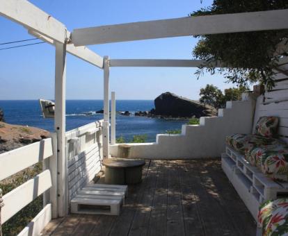 Foto de la terraza amueblada con vistas al mar del alojamiento.