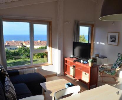 Foto del interior del apartamento con vistas al mar.