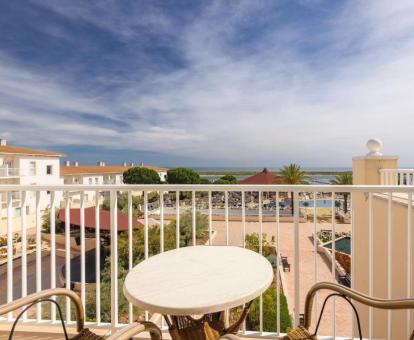 Foto de la terraza con vistas al mar de una de las habitaciones.