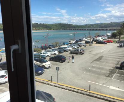 Foto de las vistas al mar desde la ventana de este apartamento.