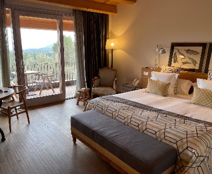 Una de las hermosas habitaciones con terraza y vistas al campo que rodea el hotel.