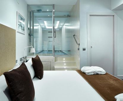 Suite con piscina privada ideal para parejas de este establecimiento romántico.
