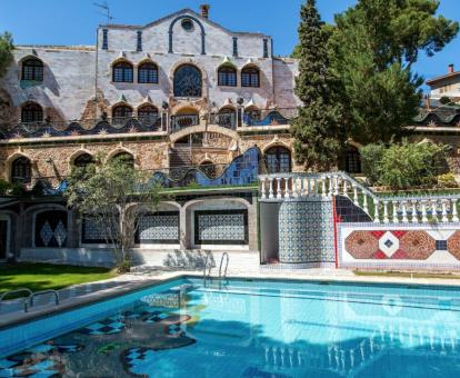 Foto de la piscina al aire libre disponible todo el año del hotel.