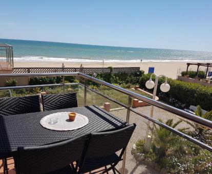 Foto de las instalaciones de este hotel con vistas al mar.