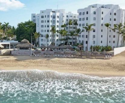 Foto de las instalaciones de este hotel frente al mar.