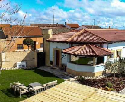 Foto de esta bonita casa rural con jardín y piscina privada.