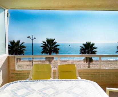 Foto de las instalaciones de este hotel con vistas al mar.