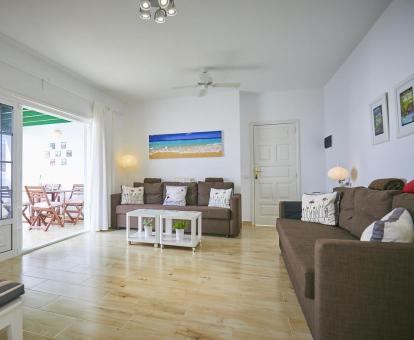 Foto de la sala de estar de esta preciosa casa con terraza y vistas al mar.