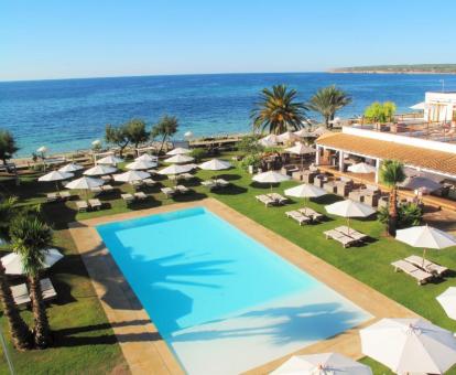 Foto de la piscina al aire libre disponible todo el año con solarium y vistas al mar.