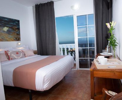 Habitación con balcón y vistas de este acogedor hotel.