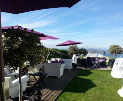 Foto de la zona de estar exterior con vistas al mar del hotel.