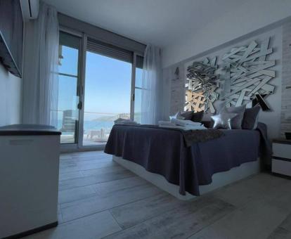 Foto de las vistas al mar desde el dormitorio del apartamento.