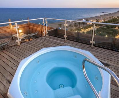 Foto de las instalaciones de este hotel con vistas al mar.