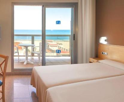 Foto de una de las habitaciones del hotel con vistas al mar y terraza privada.