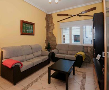 Foto de la sala de estar de este apartamento con vistas al mar.