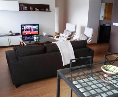 Foto del interior de este apartamento con vistas al mar.