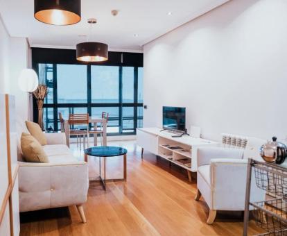 Foto de la sala de estar con vistas al mar de este apartamento.