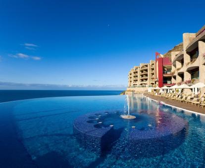Foto de la impresionante piscina al aire libre con borde infinito y vistas al mar.