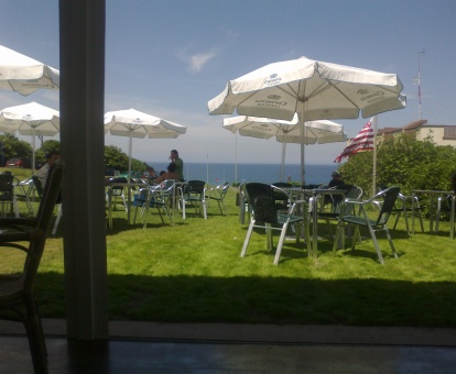 Foto de las instalaciones de este hotel con vistas al mar.