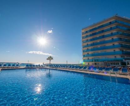 Foto de la piscina al aire libre del hotel con vistas al mar.