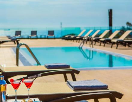 Foto de la piscina de la azotea con vistas al mar abierta todo el año.